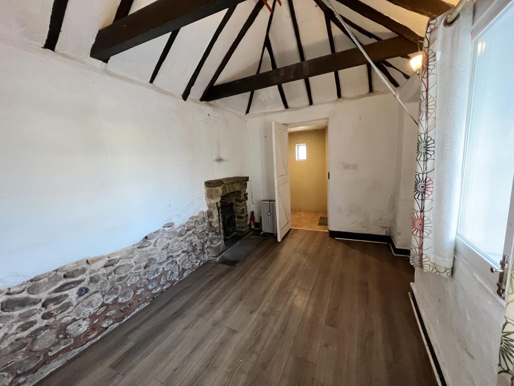 Lot: 107 - UNIQUE DETACHED ONE-BEDROOM TOLL HOUSE -